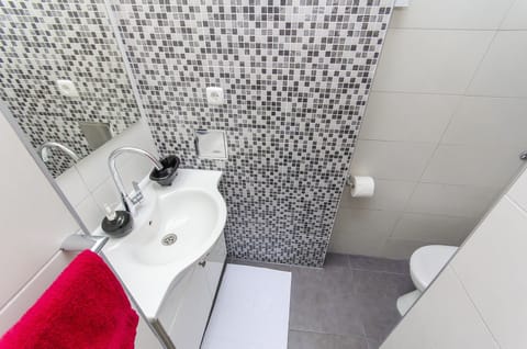 Standard Double Room | Bathroom | Shower, free toiletries, hair dryer, slippers