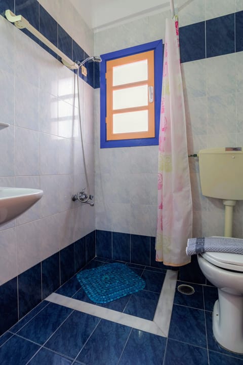 Standard Apartment, 1 Bedroom, Garden View | Bathroom | Shower, hair dryer, towels