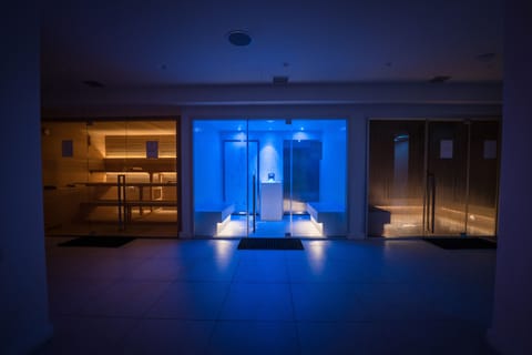 Couples treatment rooms, sauna, spa tub, steam room, Turkish bath