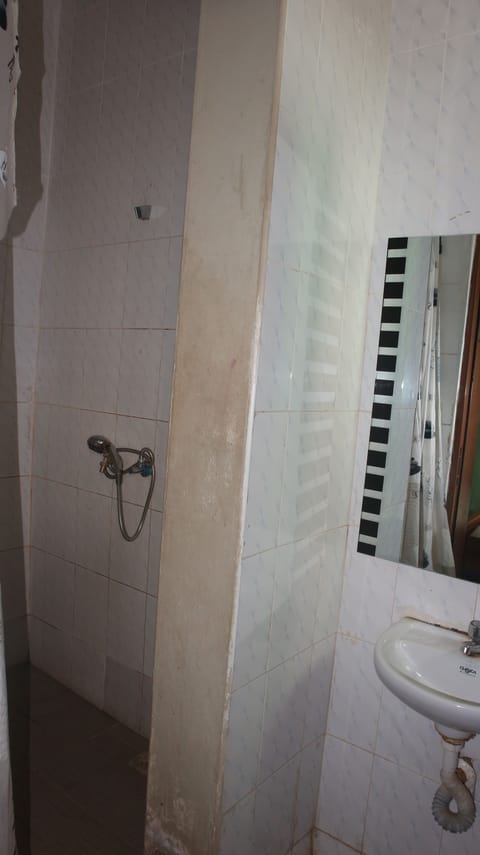 Basic Double Room | Bathroom | Shower, rainfall showerhead, towels