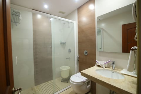 Business Double or Twin Room, 2 Twin Beds, Non Smoking | Bathroom | Shower, towels