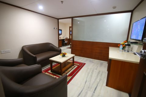 Deluxe Suite, 1 Double Bed, Non Smoking | In-room safe, desk, free WiFi, bed sheets