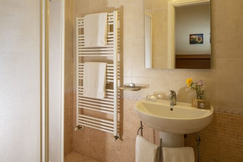 Superior Triple Room | Bathroom | Shower, free toiletries, hair dryer, bidet