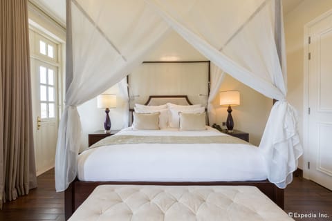 Sanctuary Suite | Premium bedding, Select Comfort beds, free minibar, in-room safe