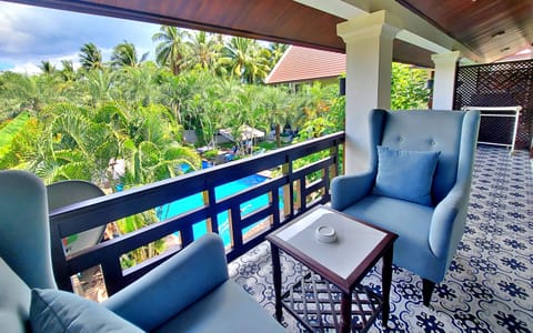 Luxury Double Room, 1 King Bed, Pool View | In-room safe, desk, blackout drapes, soundproofing