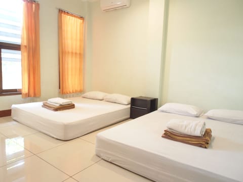 Quadruple Room, 2 Queen Beds, Shared Bathroom | Desk, rollaway beds, free WiFi