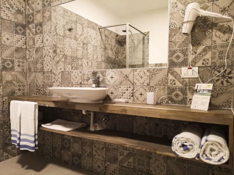 Junior Suite | Bathroom | Shower, free toiletries, towels