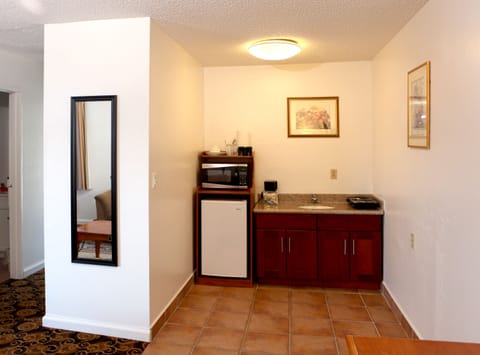 Single Room, 1 Queen Bed, Accessible | Private kitchenette | Fridge, microwave, coffee/tea maker, cookware/dishes/utensils