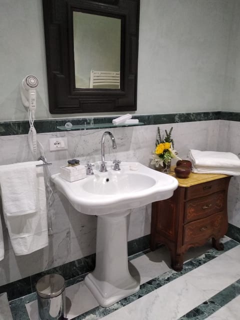 Romantic Suite | Bathroom sink