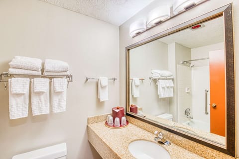 Combined shower/tub, free toiletries, hair dryer, towels