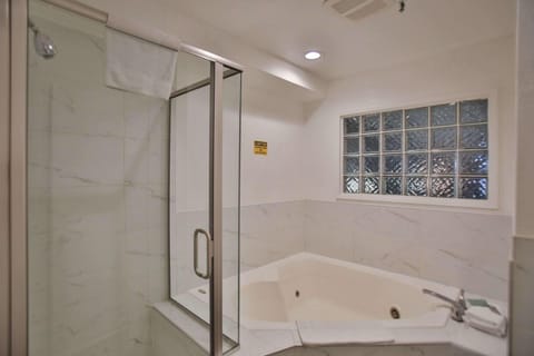 Standard Room, 1 King Bed, Non Smoking, Jetted Tub | Bathroom | Combined shower/tub, free toiletries, hair dryer, towels