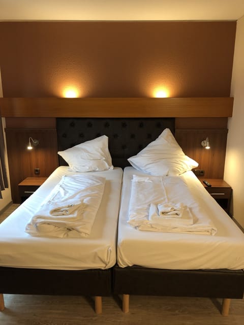 Triple Room | Blackout drapes, free WiFi, bed sheets