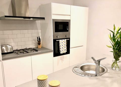 House, 3 Bedrooms, Non Smoking | Private kitchen | Full-size fridge, microwave, oven, stovetop