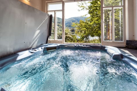 House, Private Bathroom, River View (Altes Winzerhaus) | Indoor spa tub