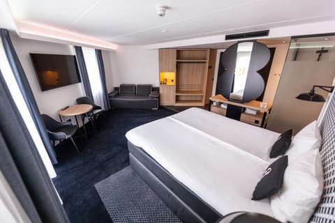 Deluxe Suite | In-room safe, soundproofing, free WiFi, bed sheets