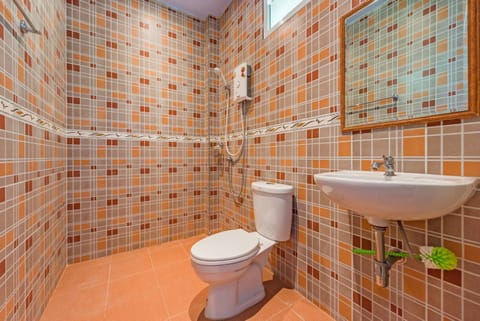 Standard Room | Bathroom | Shower, hydromassage showerhead, free toiletries, hair dryer