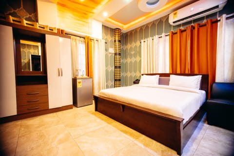 Executive Double Room, 1 King Bed, Non Smoking, Beach View | In-room safe, desk, free WiFi, bed sheets