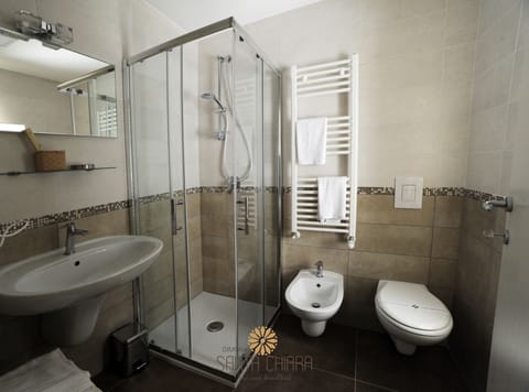 Double Room | Bathroom | Shower, rainfall showerhead, free toiletries, hair dryer