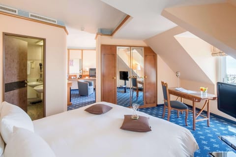 Suite, 1 Double Bed, Balcony | In-room safe, desk, soundproofing, free cribs/infant beds