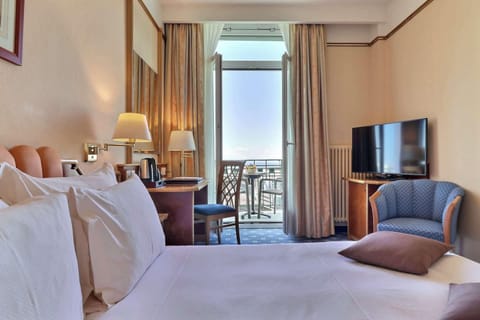 Superior Room, 1 Double Bed, Lake View | In-room safe, desk, soundproofing, free cribs/infant beds