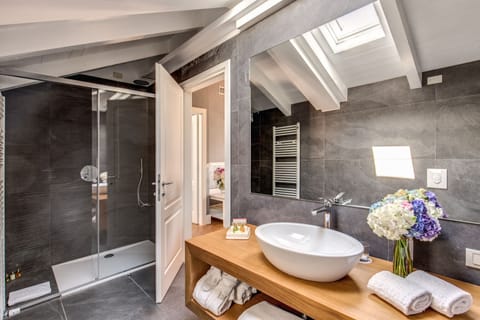 Penthouse (Suite) | Bathroom | Shower, free toiletries, hair dryer, bathrobes