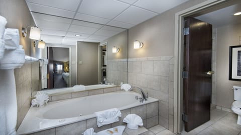 Suite, 1 Bedroom | Bathroom | Combined shower/tub, free toiletries, hair dryer, towels