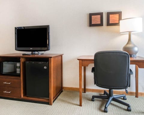 Standard Room, 1 King Bed, Non Smoking | Individually decorated, individually furnished, desk, laptop workspace