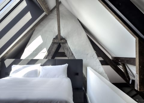 Premium bedding, in-room safe, individually decorated