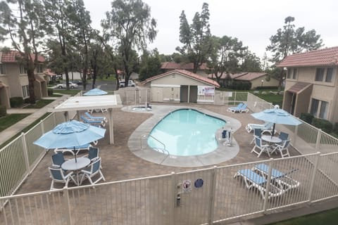 2 outdoor pools, sun loungers