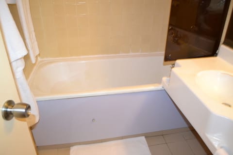 Bathtub, free toiletries, hair dryer, towels