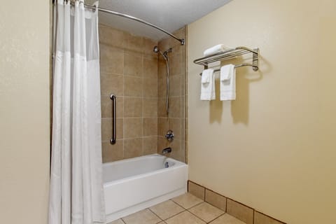 1 King Bed, Non-Smoking, Accessible | Bathroom shower