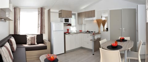 Mobile Home (Gamme Passion) | Private kitchen | Fridge, microwave, stovetop, toaster