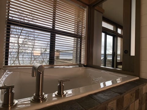 Waterfront King Room  | Deep soaking bathtub