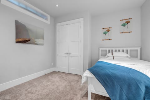 Economy Single Room, 1 Large Twin Bed, Non Smoking | Premium bedding, desk, laptop workspace, blackout drapes