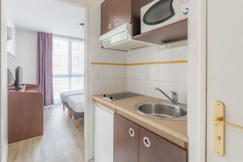 Twin Studio | Private kitchen | Fridge, microwave, stovetop, dishwasher