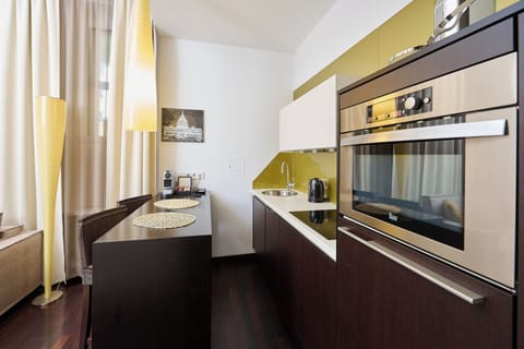 Standard Studio | Private kitchen | Full-size fridge, microwave, oven, stovetop