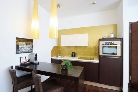 Executive Suite | Private kitchen | Full-size fridge, microwave, oven, stovetop