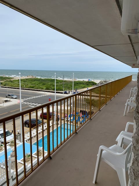 1 Bedroom Deluxe Efficiency Suite {C} | Balcony view