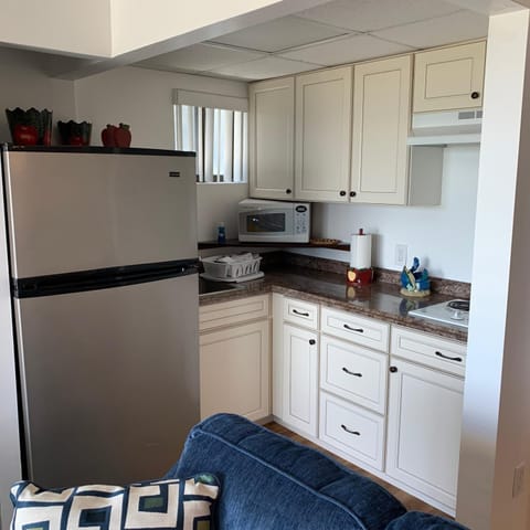 Full-size fridge, microwave, stovetop, coffee/tea maker