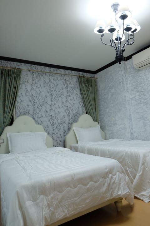 Twin Room | Hypo-allergenic bedding, blackout drapes, free WiFi