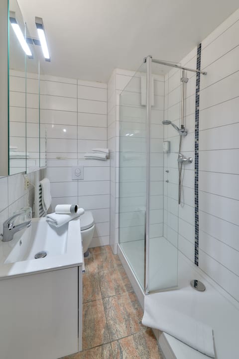 Deep soaking tub, hair dryer, towels