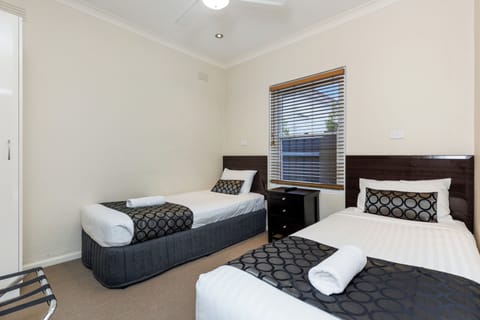 Executive 2 Bedroom Suite | Premium bedding, desk, iron/ironing board, free WiFi