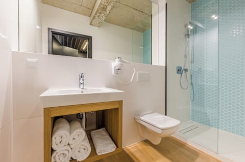 Junior Apartment | Bathroom | Shower, free toiletries, hair dryer, towels