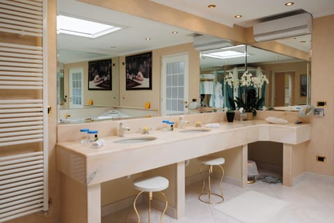 Suite con Terrazza (Spa/Club Lounge Access) | Bathroom | Combined shower/tub, designer toiletries, hair dryer, bathrobes