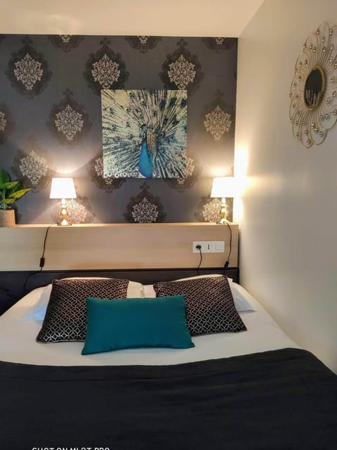 Desk, soundproofing, free wired internet, bed sheets