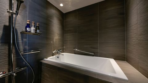 Deluxe Room, Non Smoking | Bathroom | Combined shower/tub, free toiletries, hair dryer, slippers