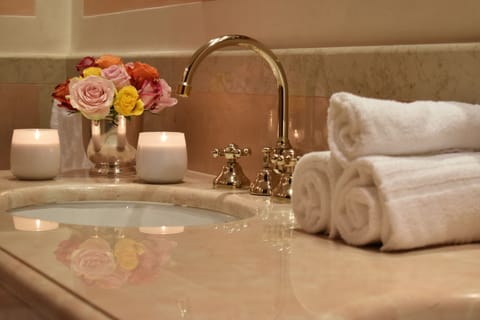 Superior Room, 1 King Bed, Balcony | Bathroom | Free toiletries, hair dryer, bathrobes, slippers