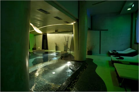 Couples treatment rooms, sauna, spa tub, Turkish bath, body treatments