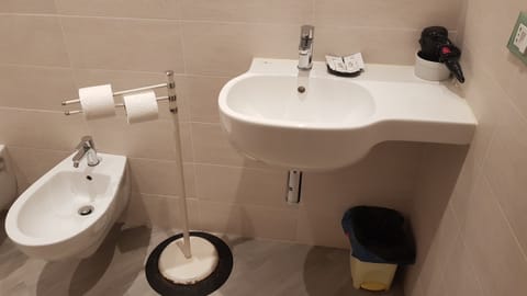 Comfort Room, 1 Double Bed, Non Smoking (Monterosso) | Bathroom | Shower, free toiletries, bidet, towels