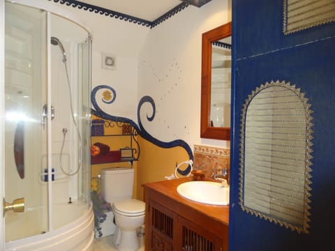 Double Room, 1 Double Bed, Non Smoking | Bathroom | Shower, rainfall showerhead, free toiletries, hair dryer